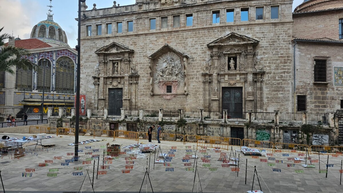 Montaje de la minimascletà en la plaça del Mercat